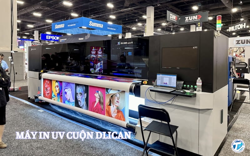 Máy in UV cuộn 1m8 Dlican tại triển lãm
